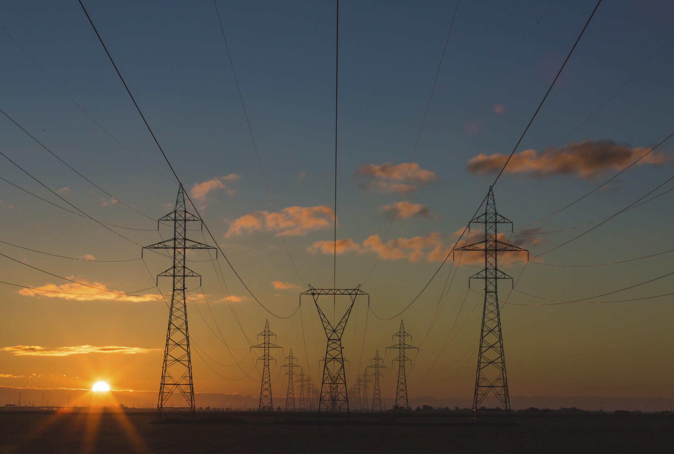 tendido eléctrico con puesta de sol