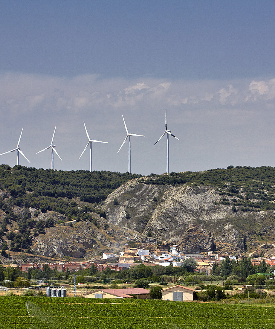 Molinos de viento en colina