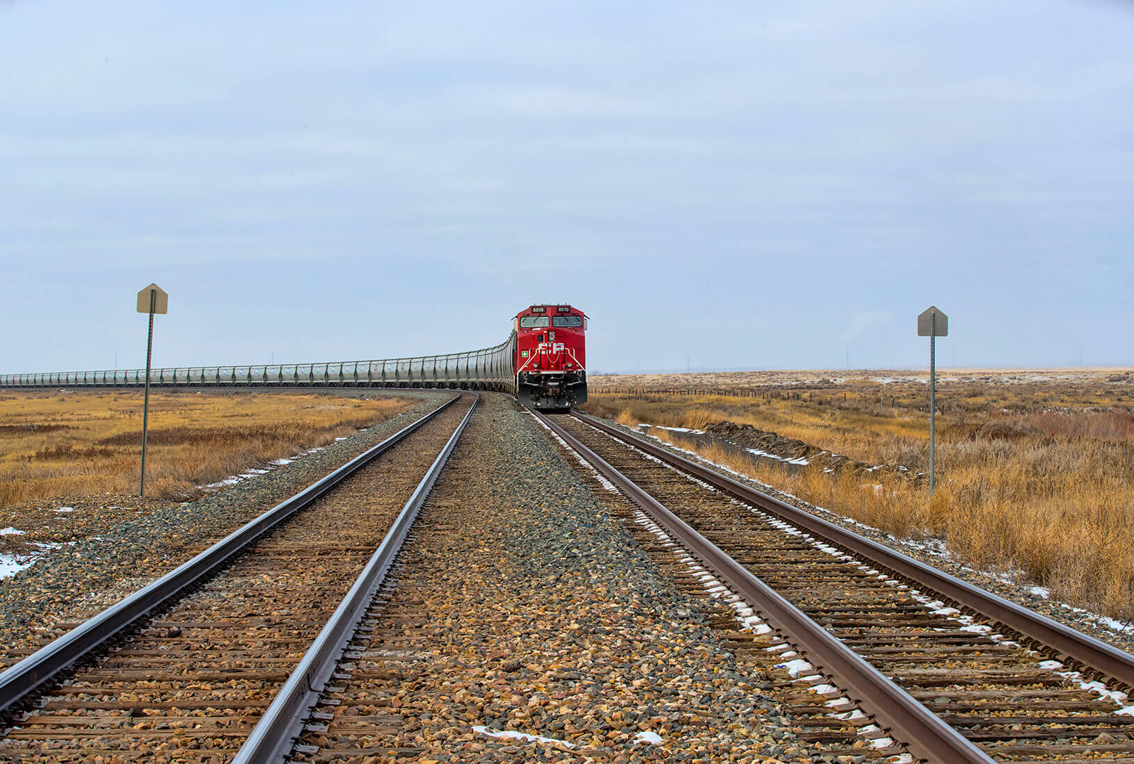 Vías de tren con tren aproximándose