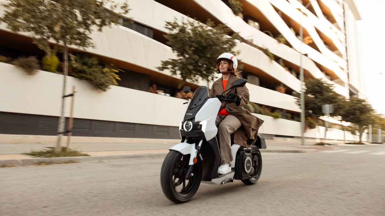 Mujer viajando en Moto eléctrica Silence