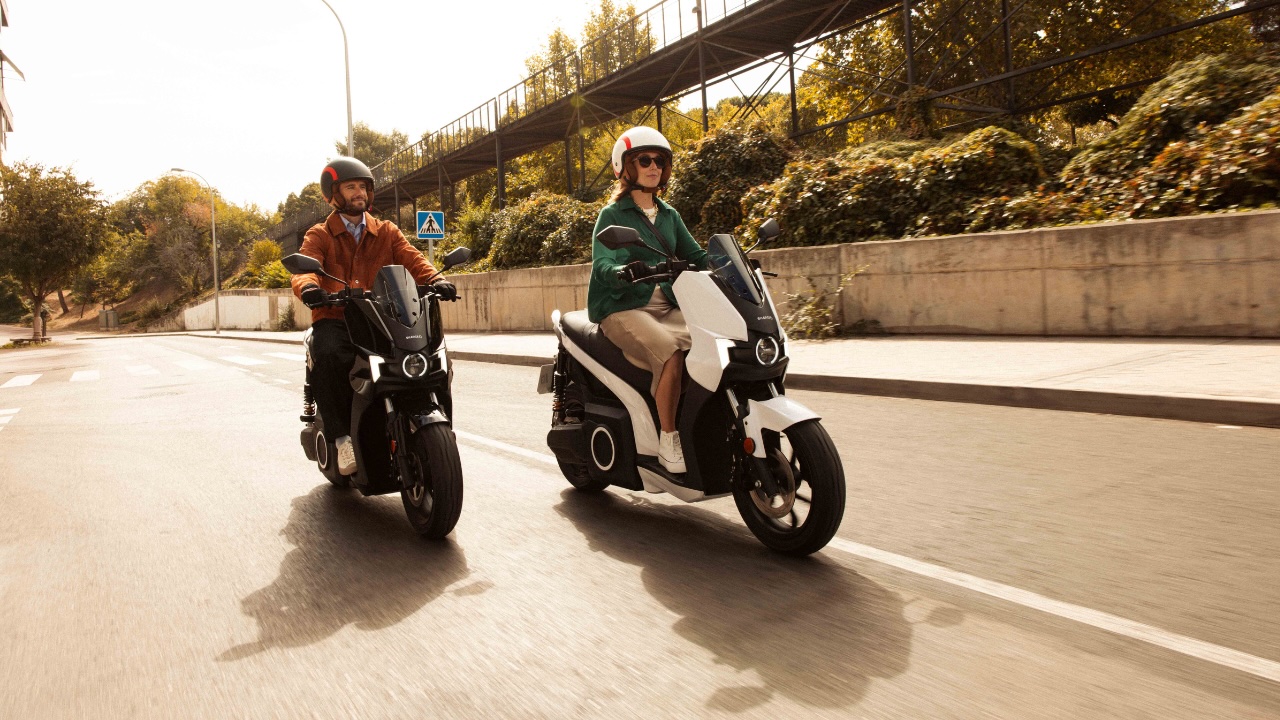 Dos personas en carretera en Motos eléctricas Silence