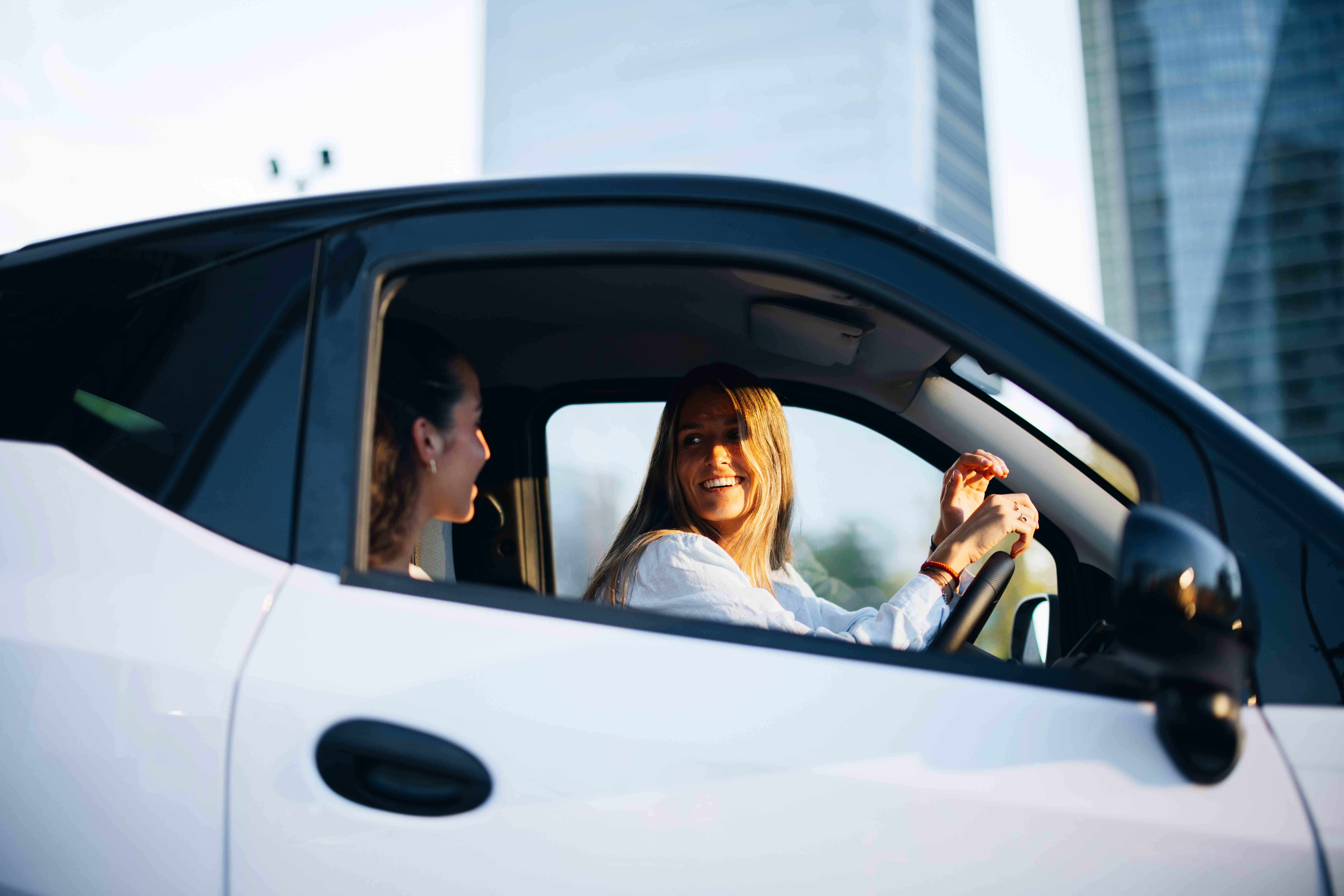 Mujeres viajando en en Coche Silence S04
