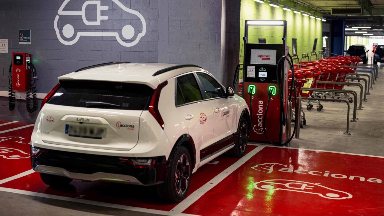 Coche cargándose en estación de recarga