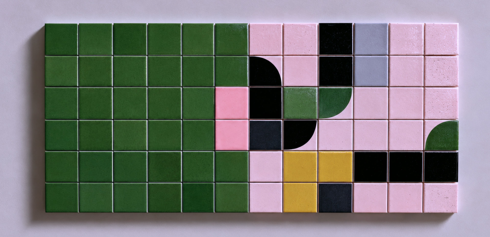 Composición abstracta formada por un mosaico de azulejos cuadrados en tonos verdes, rosas, amarillos, negros y grises, con formas geométricas decorativas.